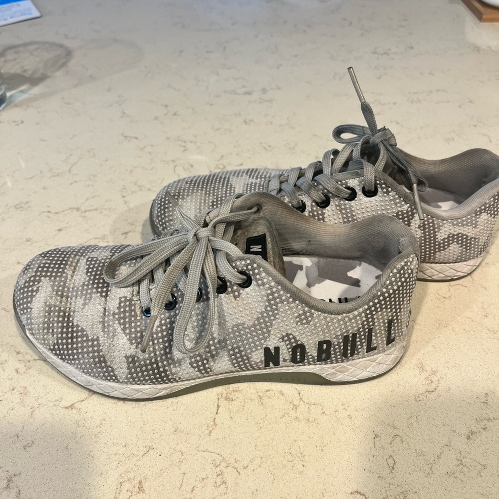 NoBull trainers size 8 with additional laces